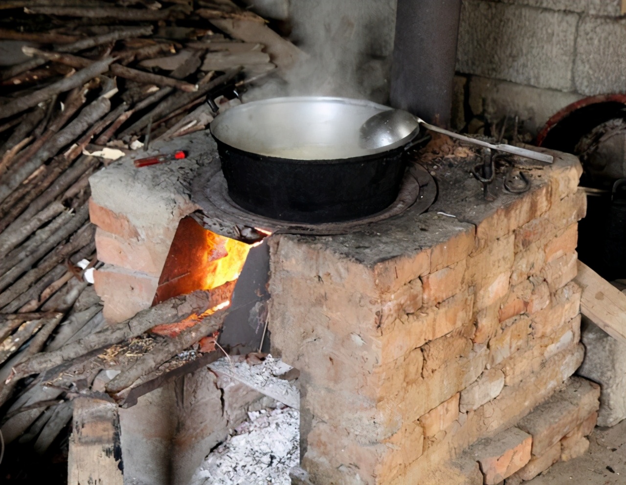 豫北老农民 农村安装了燃气管道，但依旧热衷烧柴火，难道是柴火做饭更香吗