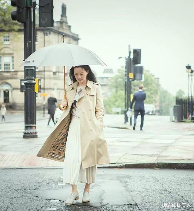 峨眉山周美人|有肚子的女人别只会“塞衣角”，学咏梅的显瘦穿法，藏肉又时髦