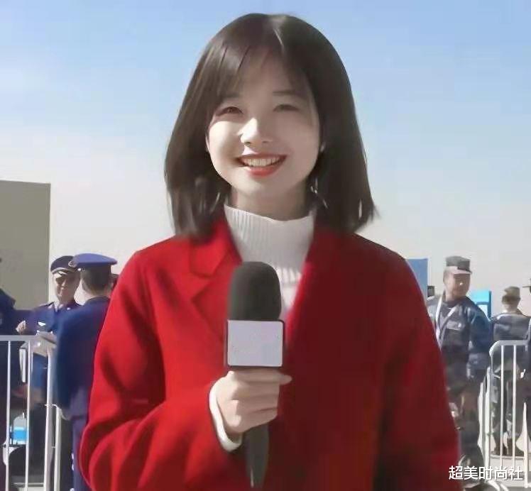 翻译|女翻译张京获网友好评，五官大气举止从容，将黑西装穿出明星范