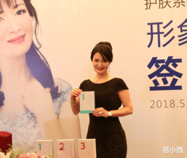 蓓小西|陈少霞已到了大婶的年纪，穿旗袍凸显傲人身材，难怪能二进豪门