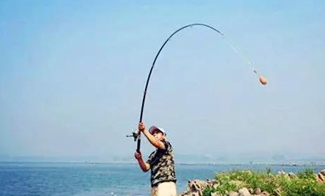 饵料|水面老有大鱼翻水，为什么钓不起来？这3点是关键——盛世三渔