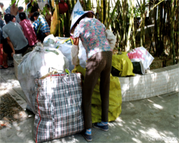 小豆爸爸的育儿经|6旬拾荒老人捡到“弃婴”，孩子考上大学后，家门前停了一排警车