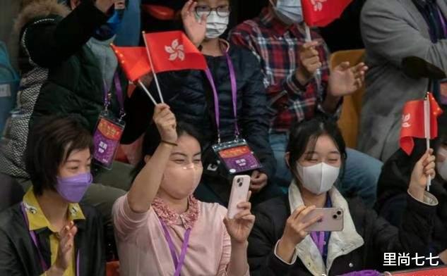 郭晶晶|郭晶晶也有花痴的时候,为拍马龙歪头变小迷妹,复古穿搭似大学生