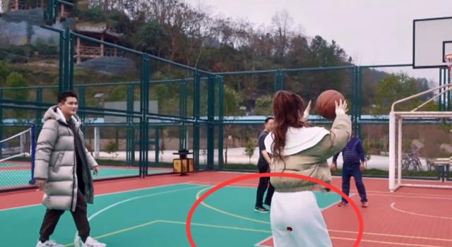 孔雪儿|孔雪儿来生理期，白裤子留下痕迹，熊梓淇的做法比男友都要细心