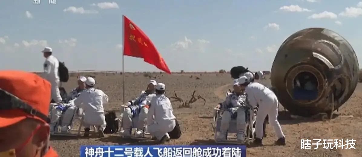 航天员 神十二号3名航天员成名返回地球，微笑挥手