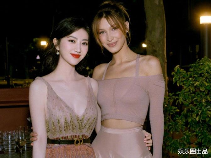 景甜|景甜和国外模特合影火了，被指气质不是一个档次，引发争议