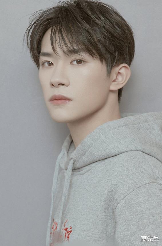 马思纯|众星声援新疆棉花，张馨予秀国产品牌，王源张艺兴李现处境尴尬