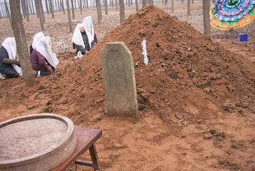 公安机关 妻子刚安葬好,男子就梦到妻子说闷得慌,挖开后,男子红了眼