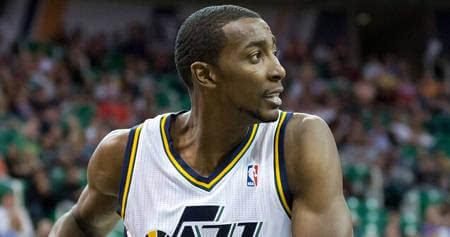 张伯伦|NBA历史上有没有人能够摸到篮板上沿，只有3人可以，其他都是传言