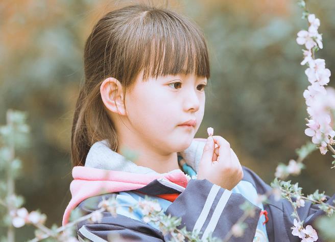 老人卖糖葫芦,一妇女过来买,见到她怀里抱的孩子,老人倒地身亡