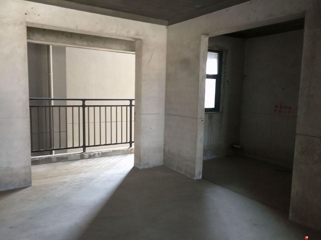 毛坯房|交完首付,没钱装修直接住进毛坯房,邻居们参观后夸有创意 !