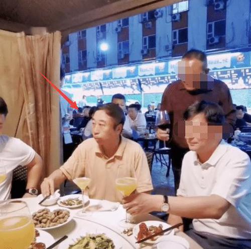 女孩|64岁冯巩饭局私照流出,打脸多少人:层次越高的人,越懂得谦卑