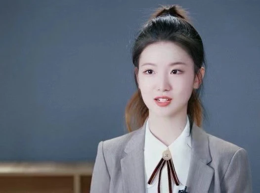 穿衣搭配|董明珠22岁秘书的职场穿搭火了！明星脸美上热搜，好有女强人气场