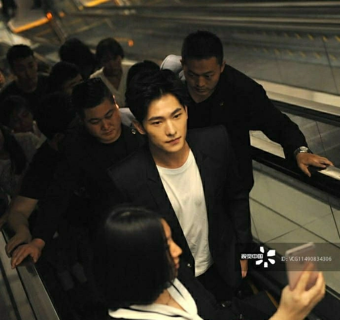 |明星现实生活中真的那么好看吗？