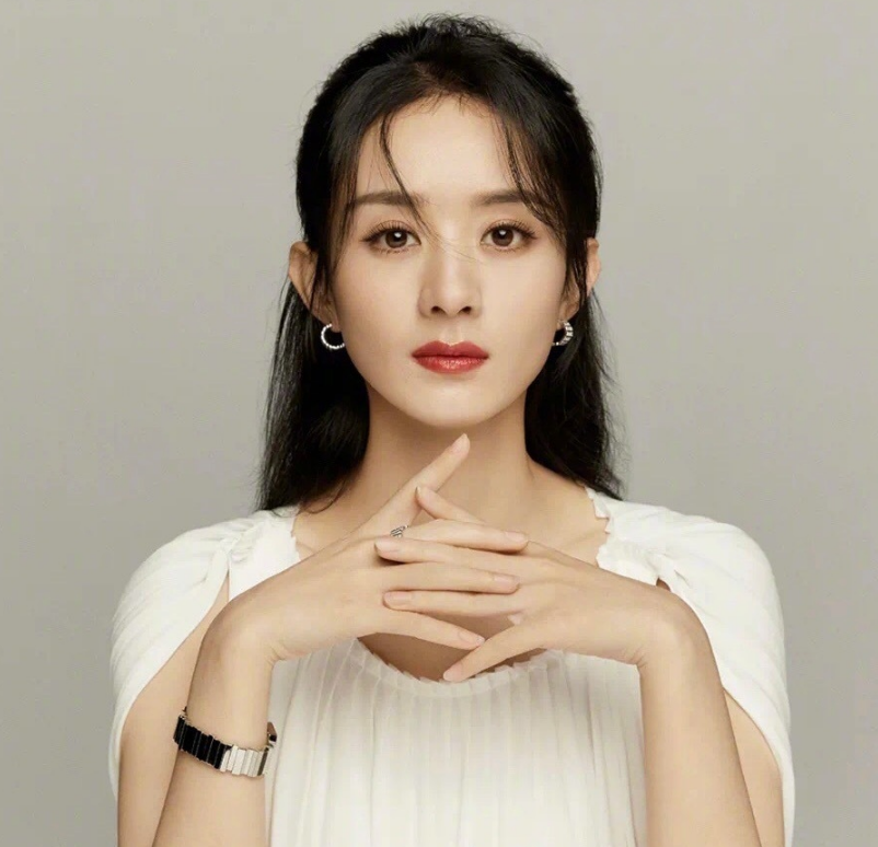 袁冰妍|袁冰妍怎么变脸了？代言照中形象大变，网友：这是在模仿那谁？