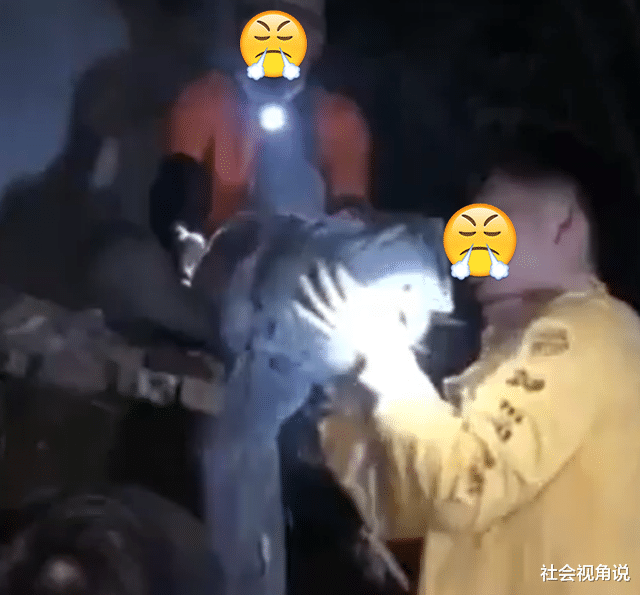 社会视角说 湖北某高校围墙外发现弃婴，知情人：一男一女直接从墙里扔出