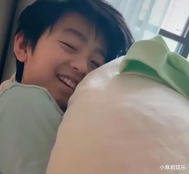 巩俐|张柏芝二儿子长大了，独自下厨尽显男友力，眉眼和谢霆锋复制粘贴