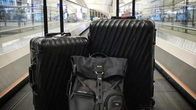 秋天的大冬天 为何大多数乘客下飞机后，都不想撕掉行李箱上的标签？看完就懂了