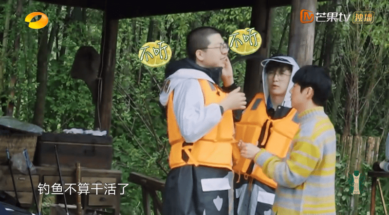 李诞|李诞连钓鱼都觉得累，抱怨没睡午觉，被彭昱畅怼：都被你哈哈没了