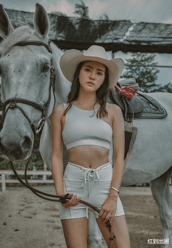 吴克群|歌手吴克群官宣恋情！小13岁女友大量私照曝光，清纯面孔魔鬼身材