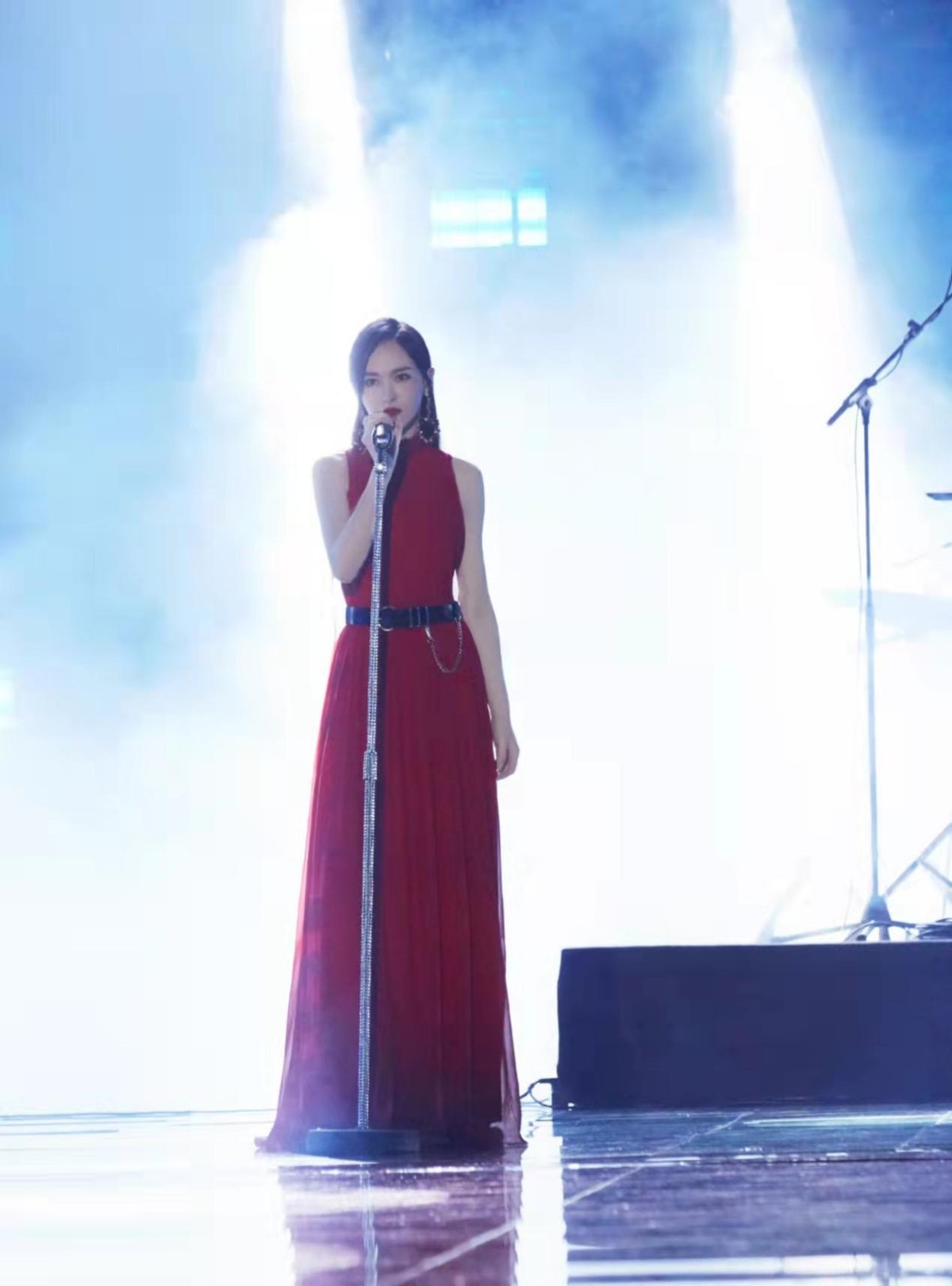 唐嫣|唐嫣主持首秀大成功,穿冰雪亮面裙央视脸美到犯规,气场不输刘涛