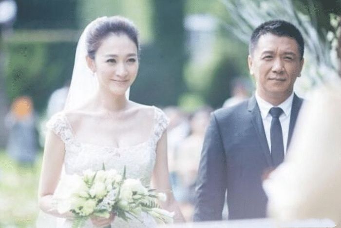 李小冉|李小冉穿丁字连体泳衣，身材热辣，感情却一波三折？