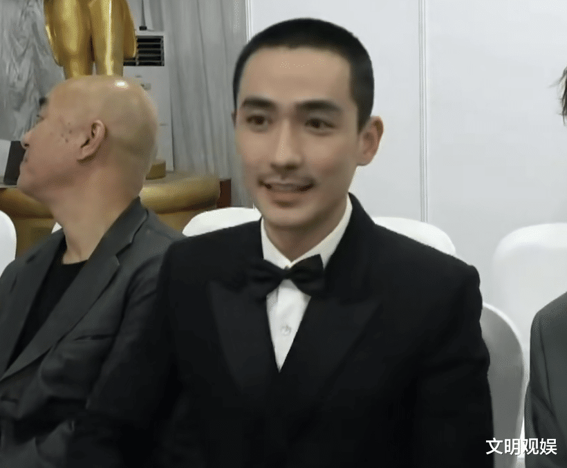 朱一龙|朱一龙在晚会后台被采访,离开百万修图师后,无精修状态过于真实