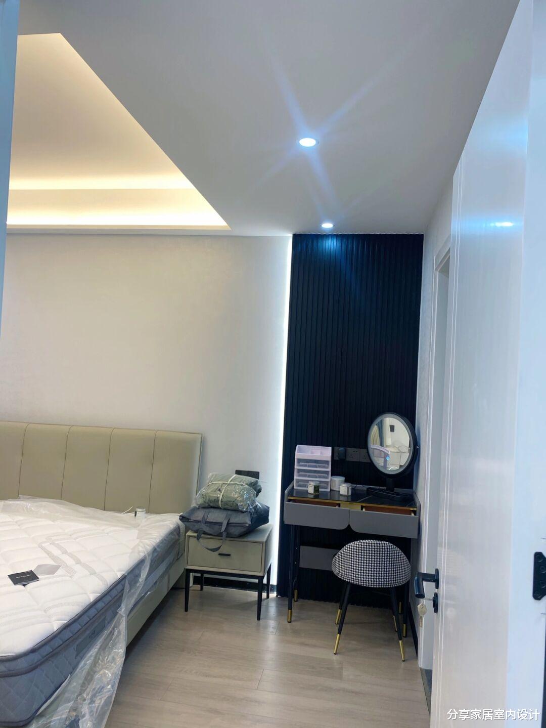 新房装修完工，网购的家具进场很喜欢，全屋无主灯的设计是亮点！