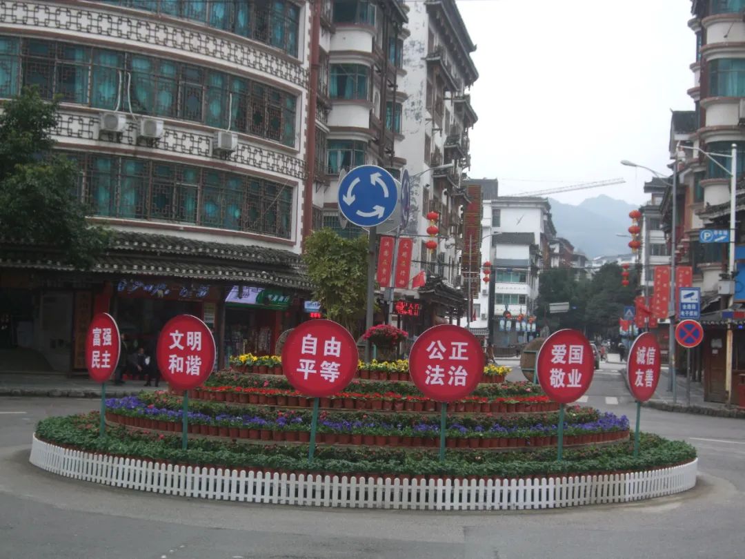 黔东南头条新闻 贵州雷山：灯笼高挂贺牛年，扮靓县城迎新春