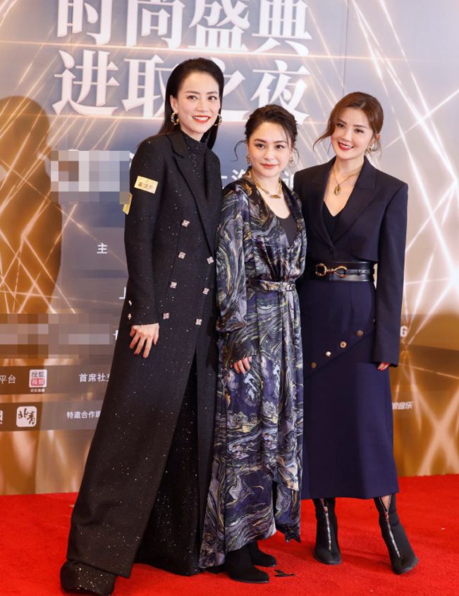 霍汶希|阿娇真瘦了不少，和阿sa同穿长裙都好美，却还是被身边霍汶希抢镜