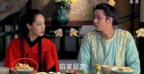 舜网 尬性十足的穿帮镜头,缝隙那么大不越狱,成龙大哥你可急死我们了