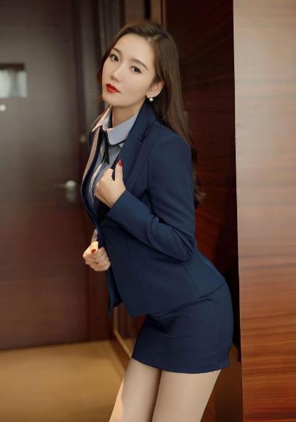 穿衣搭配|职场气质穿搭，深蓝西服套装+高跟鞋，彰显女性独特知性美