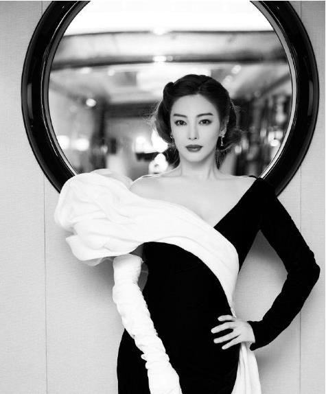 周星驰|周星驰将她捧红，为报恩零片酬出演女二，没想到却拿到了千万红包