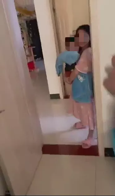 帮妻子“修水龙头”的男人却藏在衣柜里？男主人一气之下…