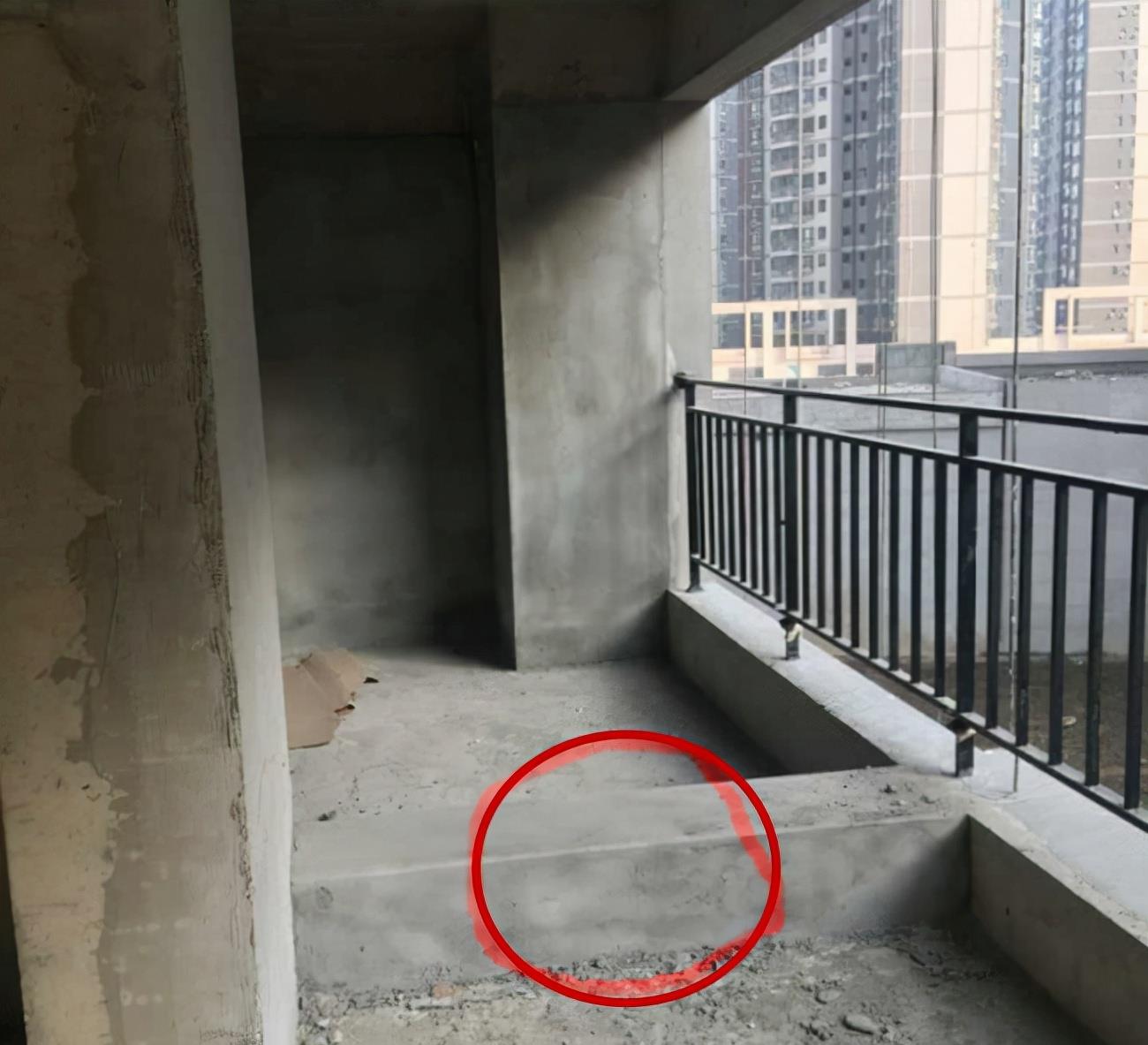 无锡|又被开发商坑了，阳台这22公分梁能拆不？网友：动了楼下跟着倒霉
