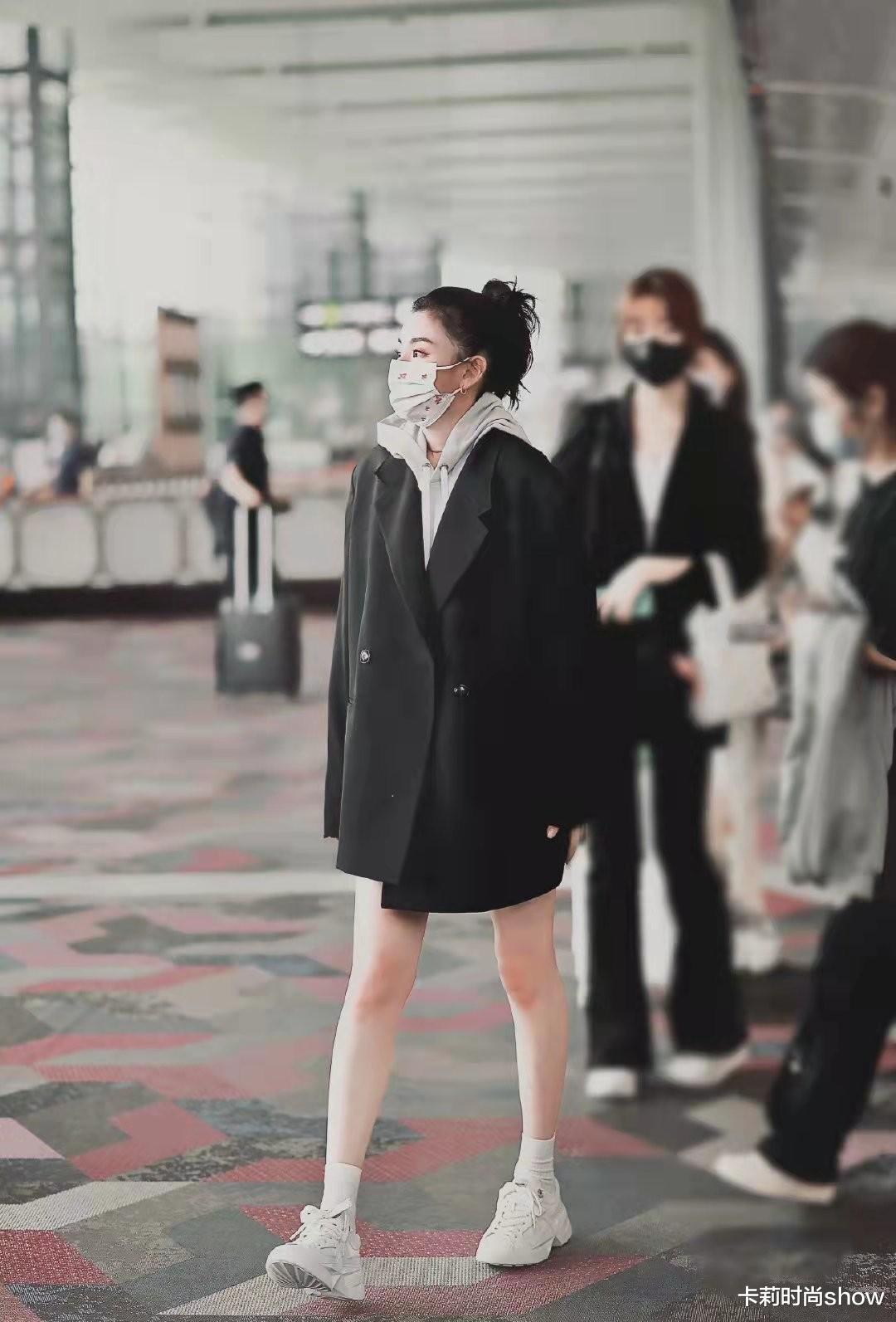 卡莉时尚show 宋祖儿“清纯脸”却穿得洋气时尚，卫衣配上超短裙，青春又靓丽