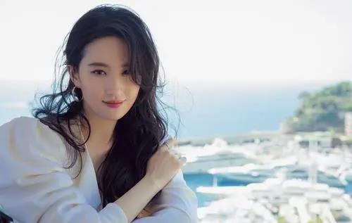 刘亦菲|刘亦菲躺床上怼脸自拍，脸色微红疑似醉酒，穿睡衣姿态慵懒妩媚