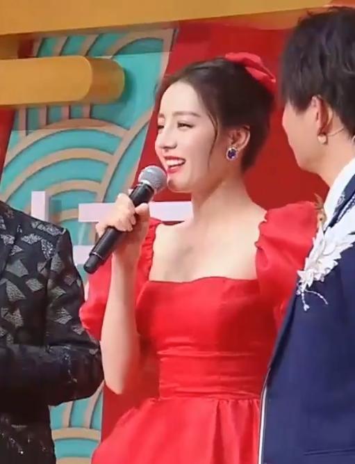 迪丽热巴|热巴太狠了，为显瘦把裙身勒到最紧，台上全程提着气，看着就累