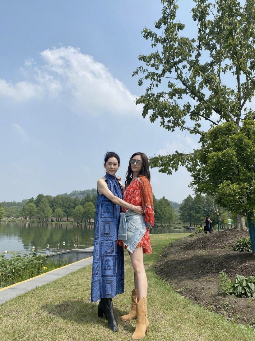 刘芸|刘芸晒与63岁妈妈户外合影,母女秀高挑身材,同吃冰淇淋像姐妹花