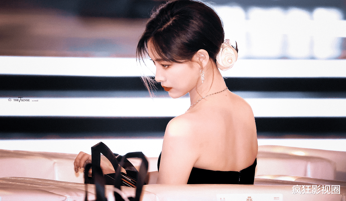 李若彤|又是红毯！李若彤“水蛇腰”，张雨绮肩颈诱人，闫妮西装配短裙