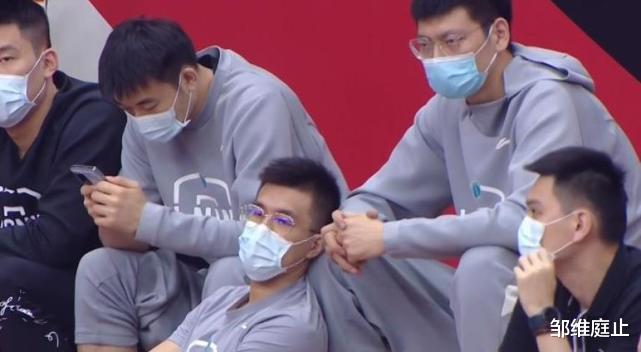 吉林男籃|突發(fā)！核心傷退，吉林隊(duì)陷入大麻煩！遼寧隊(duì)將帥觀戰(zhàn)，郭艾倫帥氣搶鏡