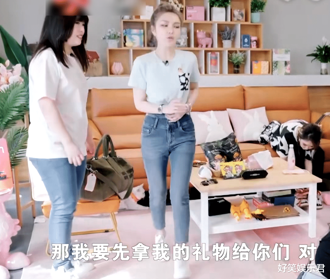 周扬青|周扬青带团队录节目，怎知身材却过于抢镜，这怕是自带精修特效