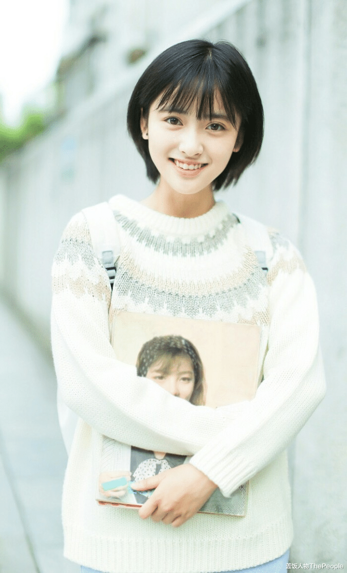 鞠婧祎|被“矮”耽误的女星们，有人坐着因腿短挨不着地，有人踩纸箱拍戏