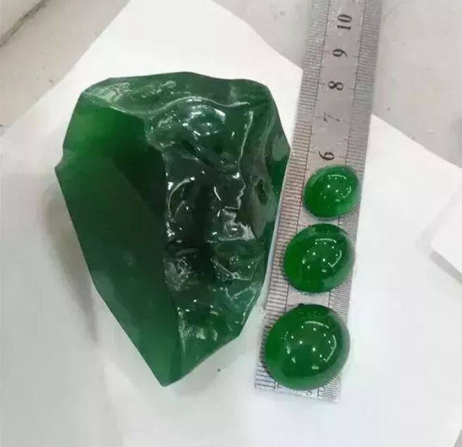 红木|5000万拍下的帝王绿翡翠，重达1吨，切开却全是裂，这是亏了吗？