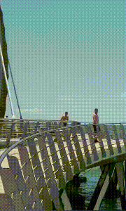 二两橘子 广东东莞，两位工人在某商场的电梯里面运送玻璃，玻璃瞬间被夹碎