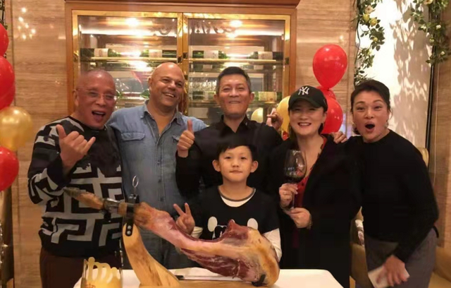 史可|57岁史可深夜与众星聚会，现场嗨到脸红，戏骨杨昆戴珍珠耳环赶场