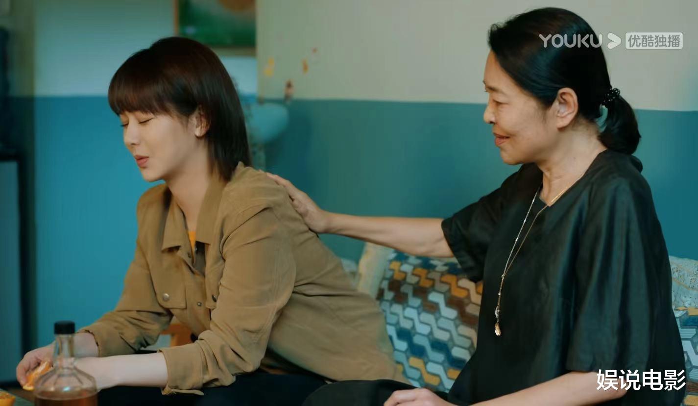 杨紫|《女心理师》首播，杨紫井柏然对手戏舒服，杨紫妈妈演台长范儿足