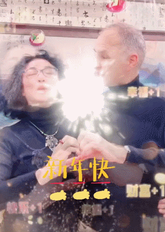 金星|金星汉斯结婚17周年，夫妻甜蜜牵手逛街，54岁金星搞怪像小女孩