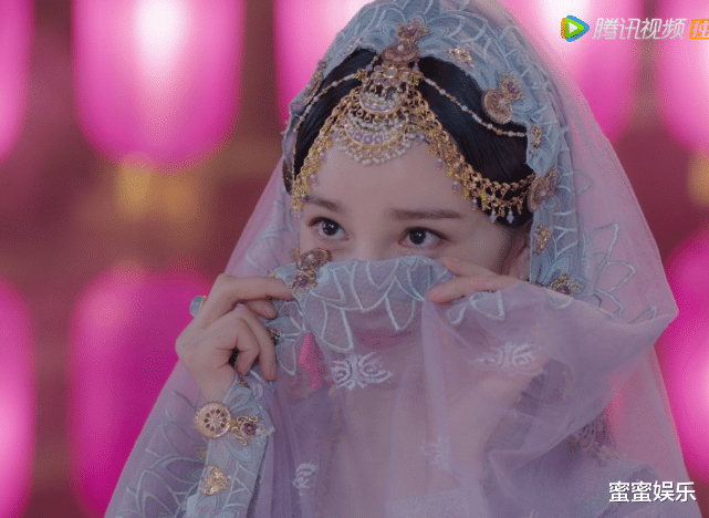 长津湖|差距大！同样身穿紫纱裙揭开面纱，陈小纭和唐嫣的演技大不同