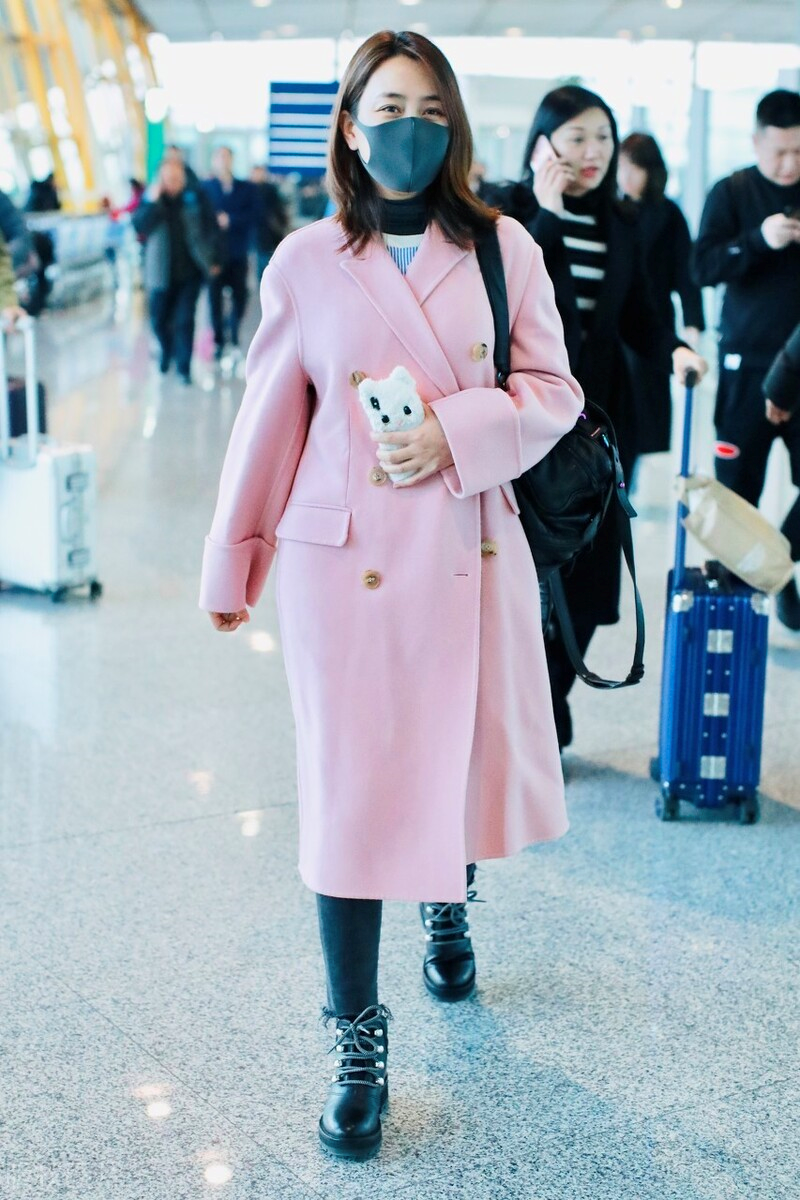 何有强 马苏终于不再高调，穿着一身“工装风”走机场，素颜还挺耐看的